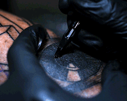 lonerstoner801:   ART: Slowmotion Tattoo In this incredible, hypnotizing slow motion, close-up, we see a tattoo being applied by tattoo artist GueT. Seeing the skin ripple in super slow motion is both remarkable and slightly unsettling. Read More   Omg