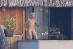 spycamfromguys:  Justin BIEBER caught naked!See more MALE CELEBS busted at http://www.spycamfromguys.com/category/naked-male-celebs/