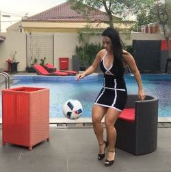 Freestyle footballer Raquel Benetti does keepy uppy in cocktail dress and heels