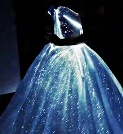 actualhumangirl: mushrooooms88:  niiadom:  note-a-bear:   miladyeve:  esterbrook:  simon-lewis:  Zac Posen’s gown for Claire Danes for the Met Gala   Literally like something out of Stardust.  This is what it looks like in daylight and low light. So