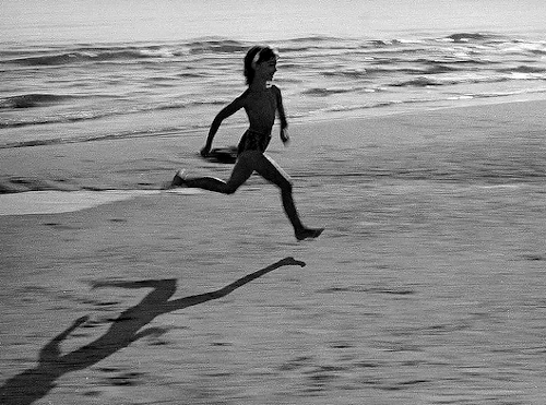 davisbette:This last dream—showing children playing on the beach, among shiny splatters of water, and the mother, who smiles and walks away into the distance—is permeated with splendor and innocence. The final shot is of Ivan, running through shallow