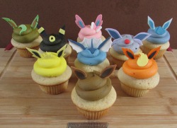 captnmcd:  Eevee Cupcakes! buttercream swirl with fondant ears/details!   prolly been about 6 months since I have done anything fondant. I also ended up cleaning out my tool box and I threw out all my died up gels so I had only 3 primary colors and black