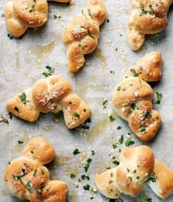 do-not-touch-my-food:  Garlic Parmesan Knots  Bread porn!