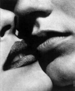 dreams-in-my-sky:  Helmut Newton, Il bacio