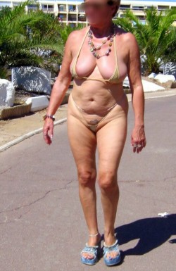 2whores2:  My esposa cerda in bikini… 