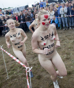 nudeexercise:  Festival Radio Running Naked