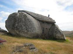 questcequecestqueca:  Stone house,Portugal