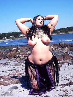 centexbbwlover:  bbwexchange:  (via TumbleOn)  I want to see this belly dancer’s show