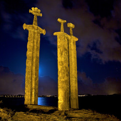 eyan-j:  blackladyblue:youngbadmanbrown:  sixpenceee:  Giant Sword monument in Norway called Sverd i fjell. They commemorate the historic Battle of Hafrsfjord that took place there in the year 872   this is some skyrim shit  These look like they should