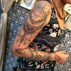 💀✖️ @gabrielwayne.art tatuaje de líneas estilo hindu o henna, con colgantes y mandala realizado en 3 partes a @lareinadelasnievesfit en menos de un mes. Gracias por la confianza✖️💀 . . . . . . . . #tattoo #tatuaje #ink #Venezuela #colombia