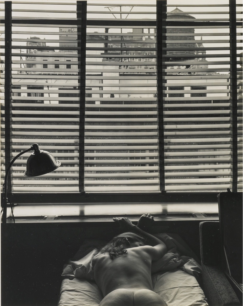 transistoradio:  Edward Weston (1886-1958), New York Interior (Charis) (1941), gelatin