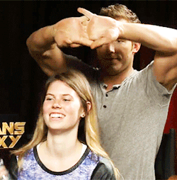 itsprettyp:  notviolet:  chrisprattdelicious:  Chris Pratt Interrupts Interview To French Braid Intern’s Hair  SHUT THE HELL U P  This is one of the sexiest things I’ve ever seen! 