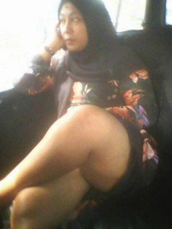 arab-sluts:    Shows Her Pussy To The Taxi Driver  