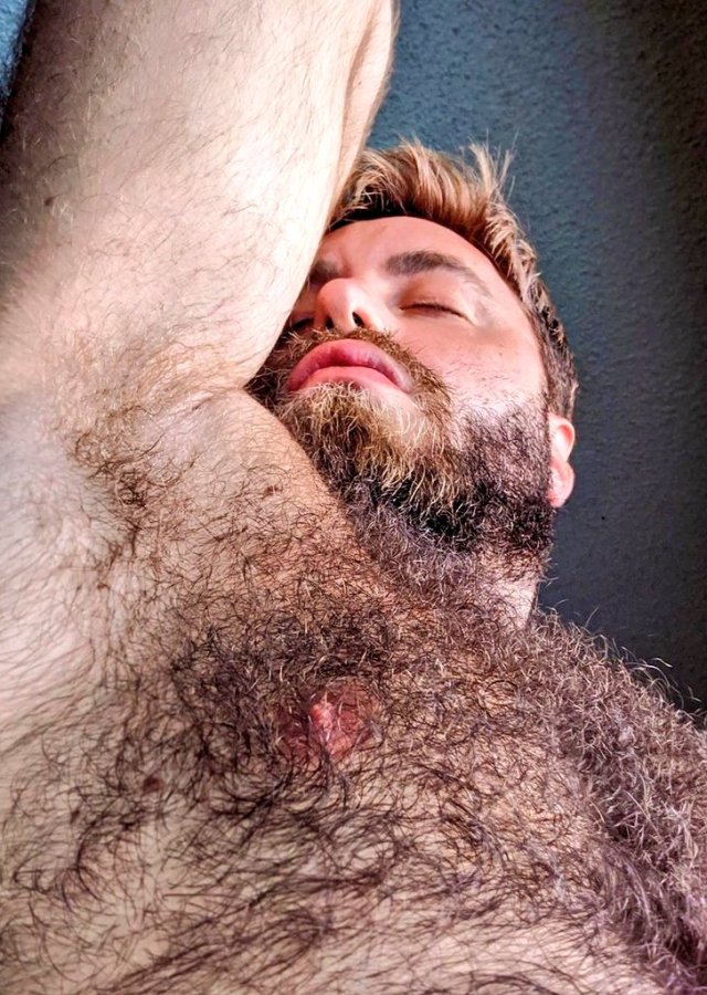 bear-hairy:Déjanos tu comentario 🐻. Rebloguea y comparte el contenido si te gustan las fotos. #Bear_Hairy