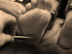babydolls-feet:  Lollipop tricks n tickle