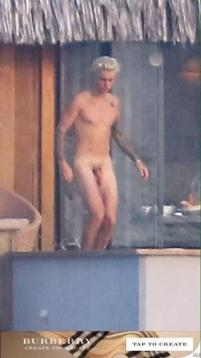 alekzmx:Justin Bieber caught naked… but this time like for real, totally naked!
