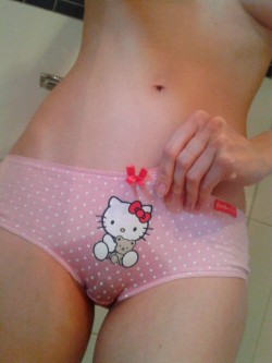 emma-abdl:  I’m peeing my Hello Kitty PantiesOh!