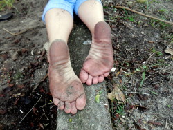 melissassouthernsoles151:  southern women arnt scared to get dirty i get out there and play with the men….when i get home he cleans them n fucks them… 