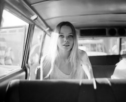 colecciones:The Mamas and the Papas’ Michelle Phillips gets photographed by Michael Ochs, 1960s.