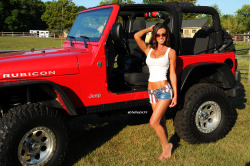 shelleysicfit:  It’s a Jeep thing!  Jeep Girl!  USA!  Red, White and Blue!  Follow me on Tumblr, Instagram and the Chive all at @shelleysicfit 
