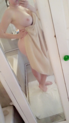prettycvmbunny:  Who wants to shower with me? 
