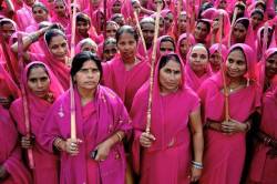 youre-bey0nd-beautiful:  angrymuslimah:  &ldquo;Gulabi Gang&rdquo; is a gang of women in India who track down and beat abusive husbands with brooms.  this is too thug not to reblog 