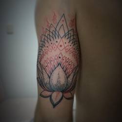 #tattoo #tatuaje #flor #flower #loto #lotus #black #blackink #blacktattoo #colors #colores #red #rojo #hindu #venezuela #lara #barquisimeto #gabodiaz04
