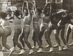 zolotoivek:  Women performing gymnastics, 1936. Photo by Aleksandr Rodchenko.   