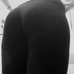 swedishpornblogger:  Round ass girl in spandex love to see her ass in action.