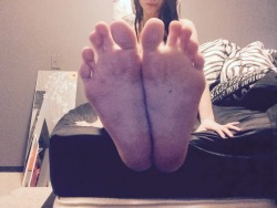 bemyfootslavetonight:  look at my dirty feet