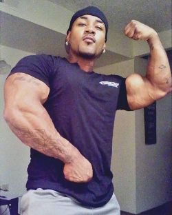 Charles Curtis #SWOLE #SELFIE #muscleselfie #blackman #blackmuscle #bigarms #sixpack #muscleDaddy #muscle #BigLegs