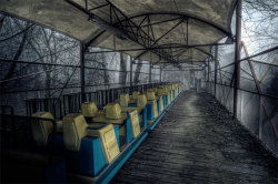 xaoex:   wanderinginwonderlandxo:  Abandoned theme parks- best adventure everrr  omg omg omg this looks so creepy and cool and fun 