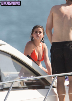 avril-obsession:  noopsterfakes: selenagomezfantasies: Photographic evidence of Selena Gomez working as an escort in Australia.   Photographic evidence of Selena Gomez working as an escort in Australia.    I love ones like this because it looks candid