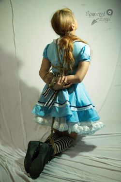 fairuzalb:  Antes era Lolita y ahora soy Alicia.  Modelo: FairuzaFotografía y Cuerdas: @roquevedzagal  