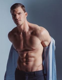 fazmeutipo:  Alan Ritchson  There&rsquo;s more of this at Kirk&rsquo;s Stash