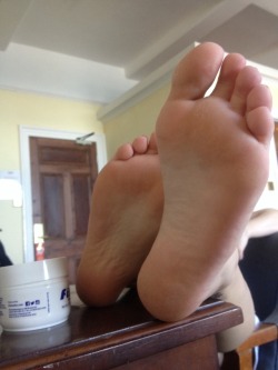 lucys-pretty-feet:  Haven’t posted in a while so here’s a little treat 👅 smell my feet ;)