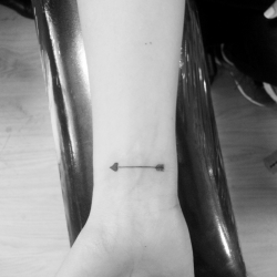 pequenostatuajes:  Pequeño tatuaje de una flecha, con la punta en forma de corazón, en la muñeca de Tarkan.