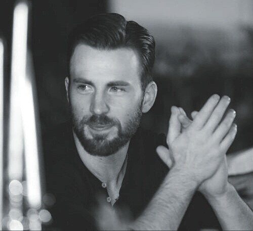 chrisevansisbeautiful:  msjarvis:  Holy smokes…. :o I’m.. I’m………… yeah.. *_*  Same!!!!! thewife101cevans some fingerlovin for ya  Holy smokes indeed…..whoever found this….*blows you 100 kisses