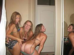 groupofnakedgirls:  Want to see more groups