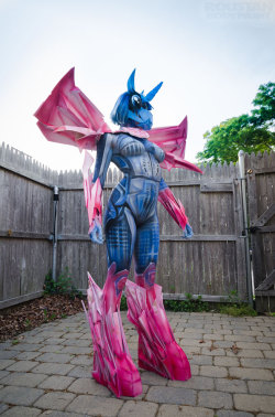 Holy crap what &hellip;a bodypaint &ldquo;cosplay&rdquo; that is apparently a transformer, but also a pony :o Definitely looks pretty awesome.