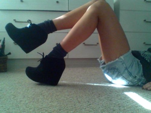 extroverts:  sex-on-sundaysss:  pastel-velvet:  i like these shoes  ☯  my blog is fab