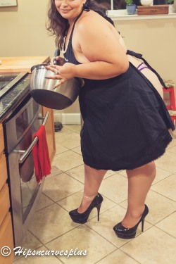 hipsncurvesplus:  It’s a while since I’ve baked cookies. I may need an extra hand in the kitchen. Ladies, any of you want to help? Guys, would you like to see?