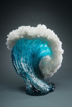 jedavu:  Glass Sculptures of Crashing Frozen WavesAmerican artists couple Paul DeSomma and Marsha Blaker express their oceanic inspirations through amazing glass sculptures showing troubled waves and their foam, in suspension. To design the vases and