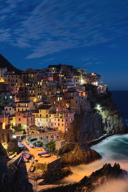italian-luxury:  Manarola, Italia, Vicino a Cinque Terre | Italy Credit: Max Foster