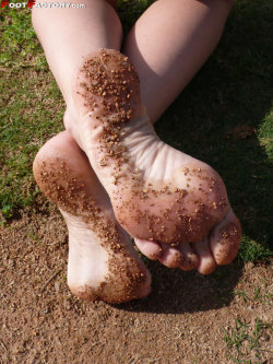 Extreme high arches pick up sand from sweaty moist soles. Christy Cat #barefoot