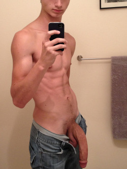 onlyxxxlstuff:  #xxxl #bathroom #dick #jeans