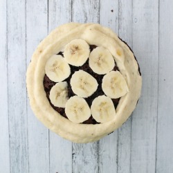 sweetoothgirl:  Chocolate Banana Cream Pie Cake  
