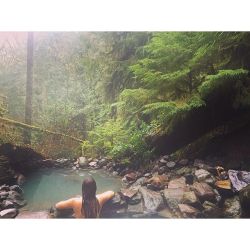 soakingspirit:  How Oregonians do chilly Sunday afternoons… ✌🏻️ #hotsprings #pnw #exploregon #galentinesday #blissedout  