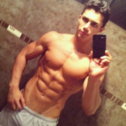 aplethoraofmen:  Lord Almighty instaguys:  Guys with iPhones Source: gwip.me     He can throw me around and fuck me all night.