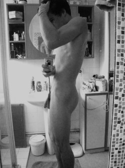 justnudeguys:  I’m feeling great this evening, so another naked selfie ;-)  How about you?? 